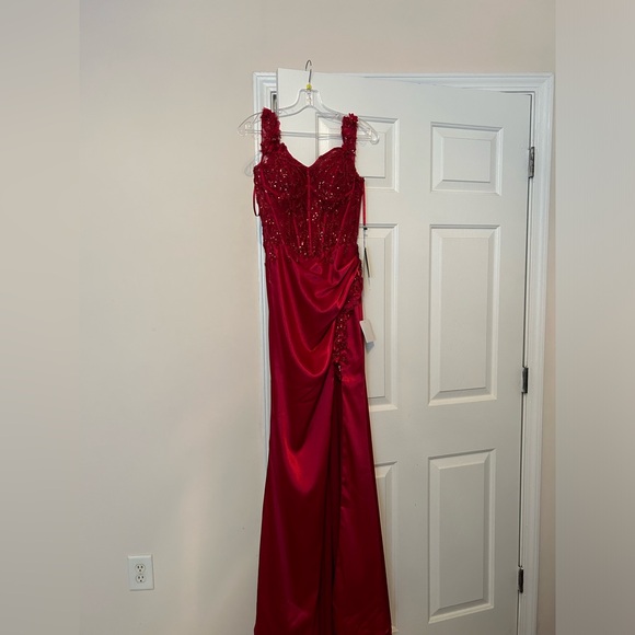 Ladivine by Cinderella Divine - Picture 2 of 5